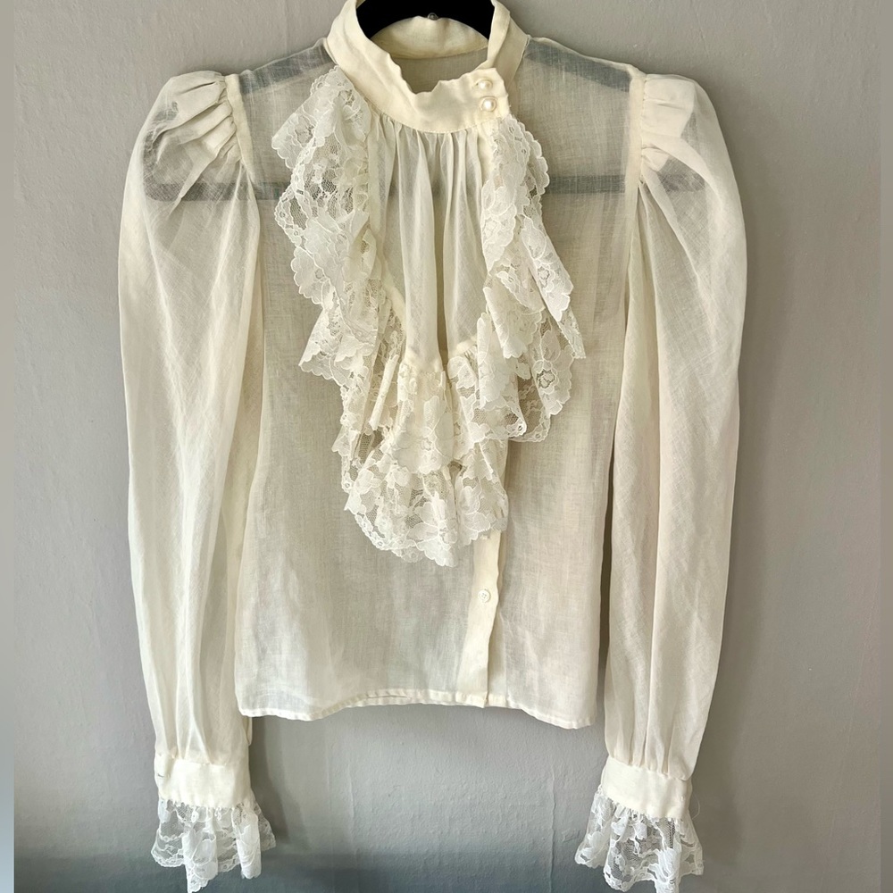 Victorian Romantic Lace cream jabot Gunne sax style blouse